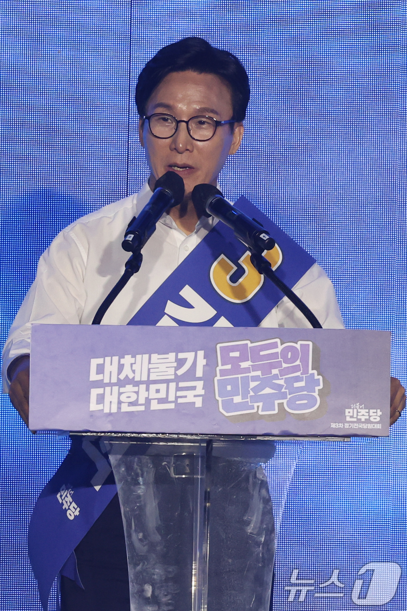 (대전=뉴스1) 황기선 기자 = 김민석 더불어민주당 당대표 후보가 17일 오후 대전 유성구 DCC대전컨벤션센터에서 열린 '제3차 정기전국당원대회'에서 정견발표를 하고 있다. 202 …