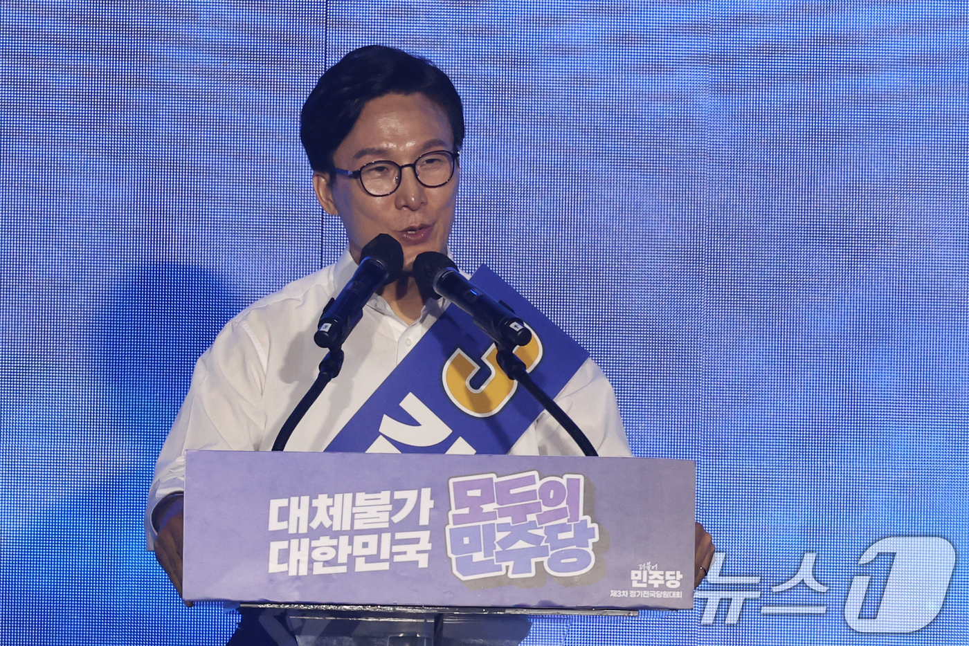 (대전=뉴스1) 황기선 기자 = 김민석 더불어민주당 당대표 후보가 17일 오후 대전 유성구 DCC대전컨벤션센터에서 열린 '제3차 정기전국당원대회'에서 정견발표를 하고 있다. 202 …