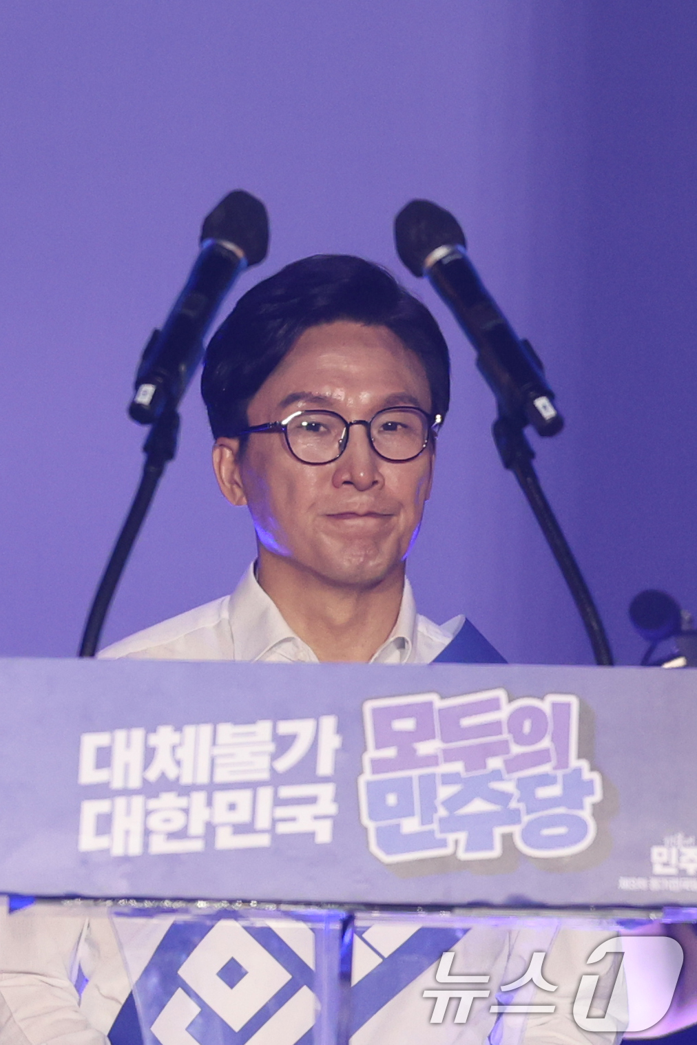 (대전=뉴스1) 황기선 기자 = 김민석 더불어민주당 당대표 후보가 17일 오후 대전 유성구 DCC대전컨벤션센터에서 열린 '제3차 정기전국당원대회'에서 정견발표를 위해 이동하고 있다 …
