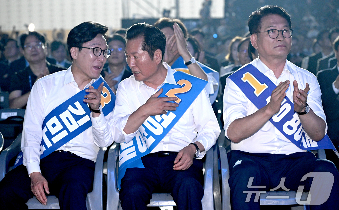(대전=뉴스1) 황기선 기자 = 송영길(오른쪽부터), 정청래, 김민석 더불어민주당 당대표 후보가 17일 대전 유성구 대전컨벤션센터 제2전시장에서 열린 더불어민주당 제3차 정기전국당 …