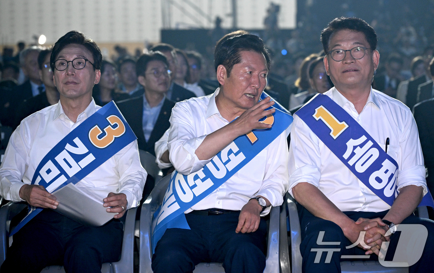 (대전=뉴스1) 황기선 기자 = 송영길(오른쪽부터), 정청래, 김민석 더불어민주당 당대표 후보가 17일 대전 유성구 대전컨벤션센터 제2전시장에서 열린 더불어민주당 제3차 정기전국당 …