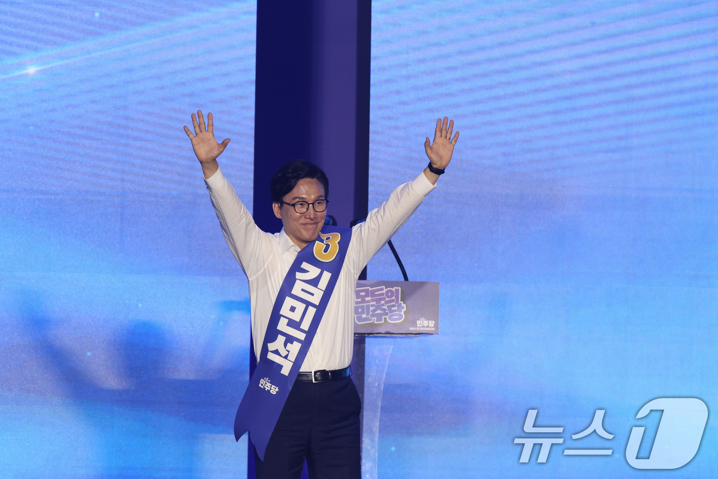 (대전=뉴스1) 황기선 기자 = 김민석 더불어민주당 당대표 후보가 17일 오후 대전 유성구 DCC대전컨벤션센터에서 열린 '제3차 정기전국당원대회'에서 정견발표 전 인사하고 있다. …