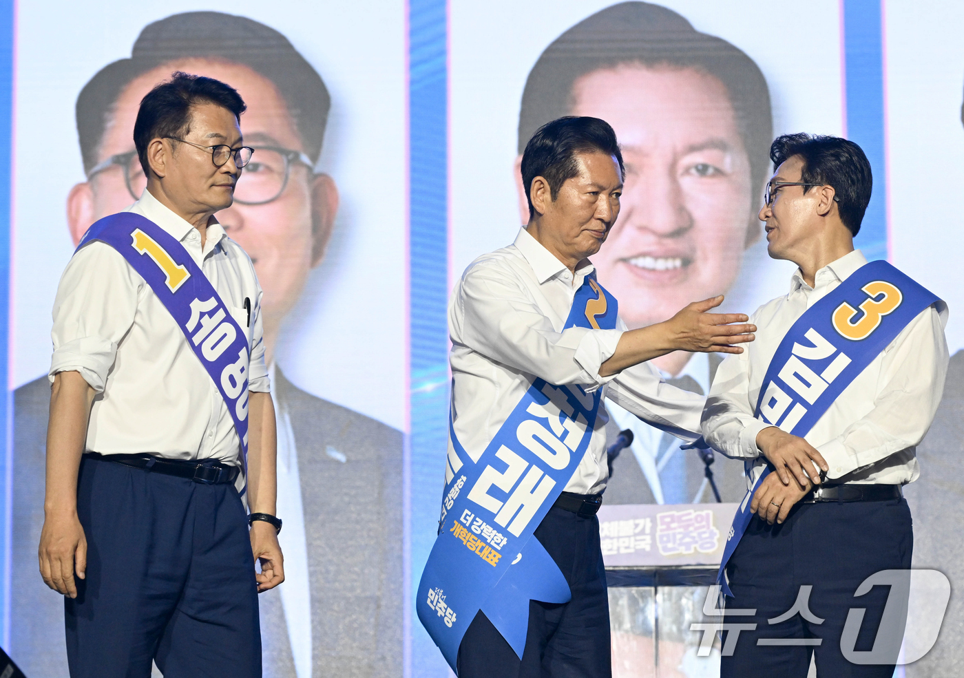 (대전=뉴스1) 황기선 기자 = 송영길(왼쪽부터), 정청래, 김민석 더불어민주당 당대표 후보가 17일 대전 유성구 대전컨벤션센터 제2전시장에서 열린 더불어민주당 제3차 정기전국당원 …