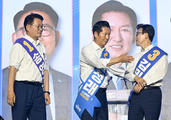 무대 내려가는 민주당 당대표 후보들