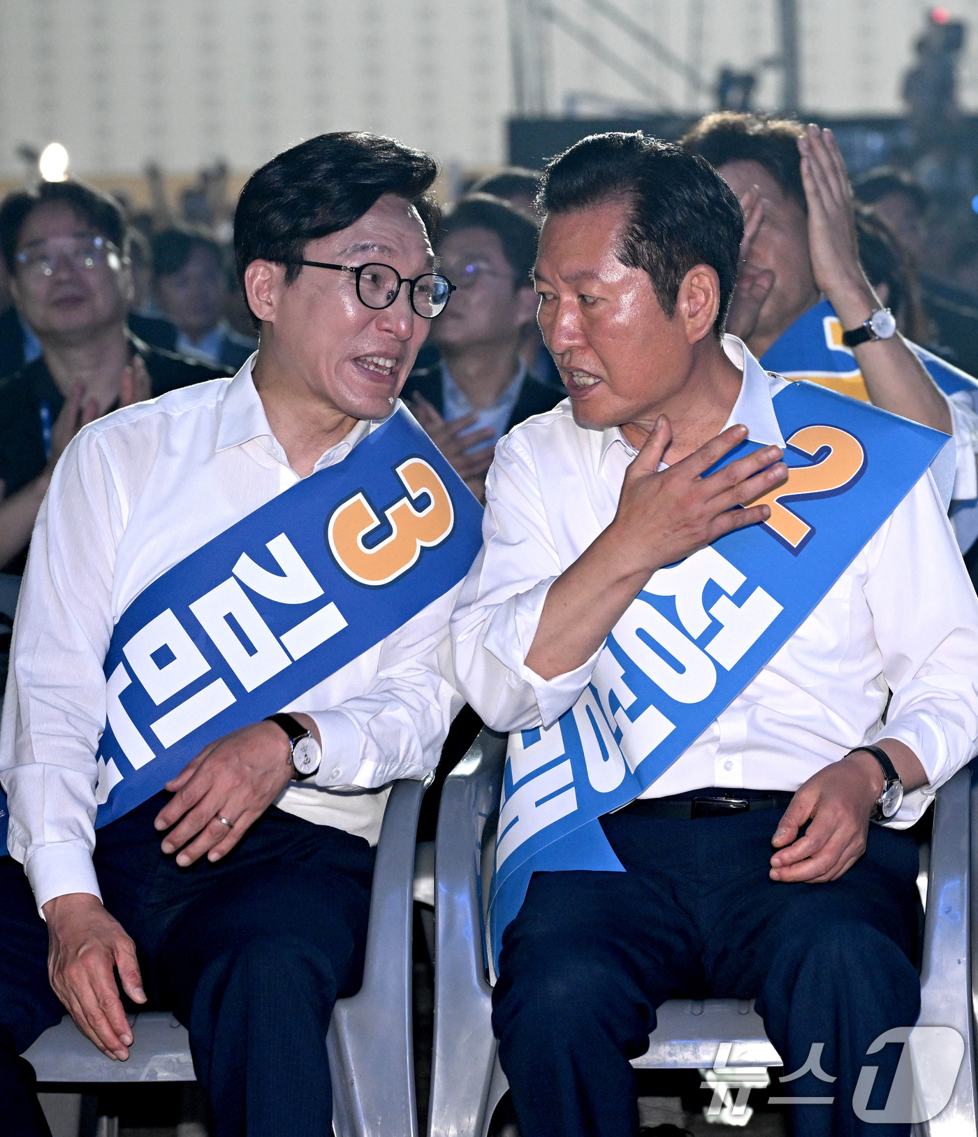 (대전=뉴스1) 황기선 기자 = 정청래(오른쪽), 김민석 더불어민주당 당대표 후보가 17일 대전 유성구 대전컨벤션센터 제2전시장에서 열린 더불어민주당 제3차 정기전국당원대회에서 대 …
