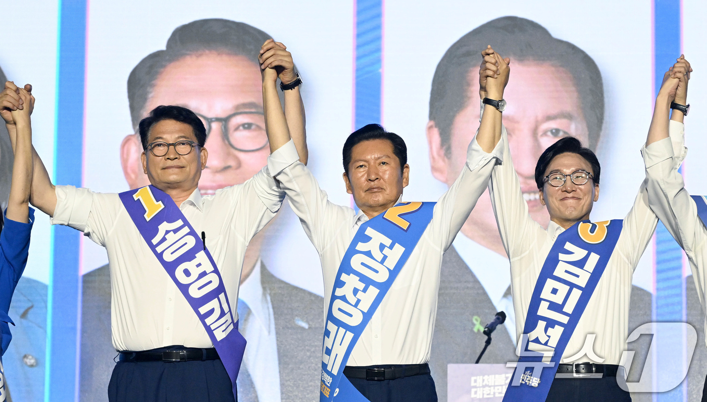 (대전=뉴스1) 황기선 기자 = 송영길(왼쪽부터), 정청래, 김민석 더불어민주당 당대표 후보가 17일 대전 유성구 대전컨벤션센터 제2전시장에서 열린 더불어민주당 제3차 정기전국당원 …
