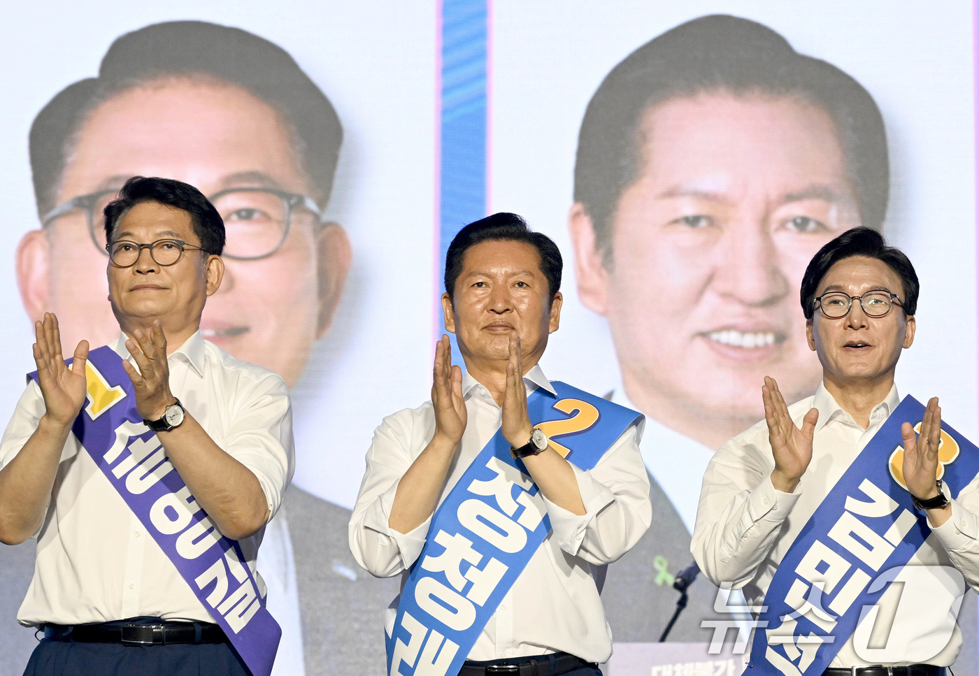 (대전=뉴스1) 황기선 기자 = 송영길(왼쪽부터), 정청래, 김민석 더불어민주당 당대표 후보가 17일 대전 유성구 대전컨벤션센터 제2전시장에서 열린 더불어민주당 제3차 정기전국당원 …