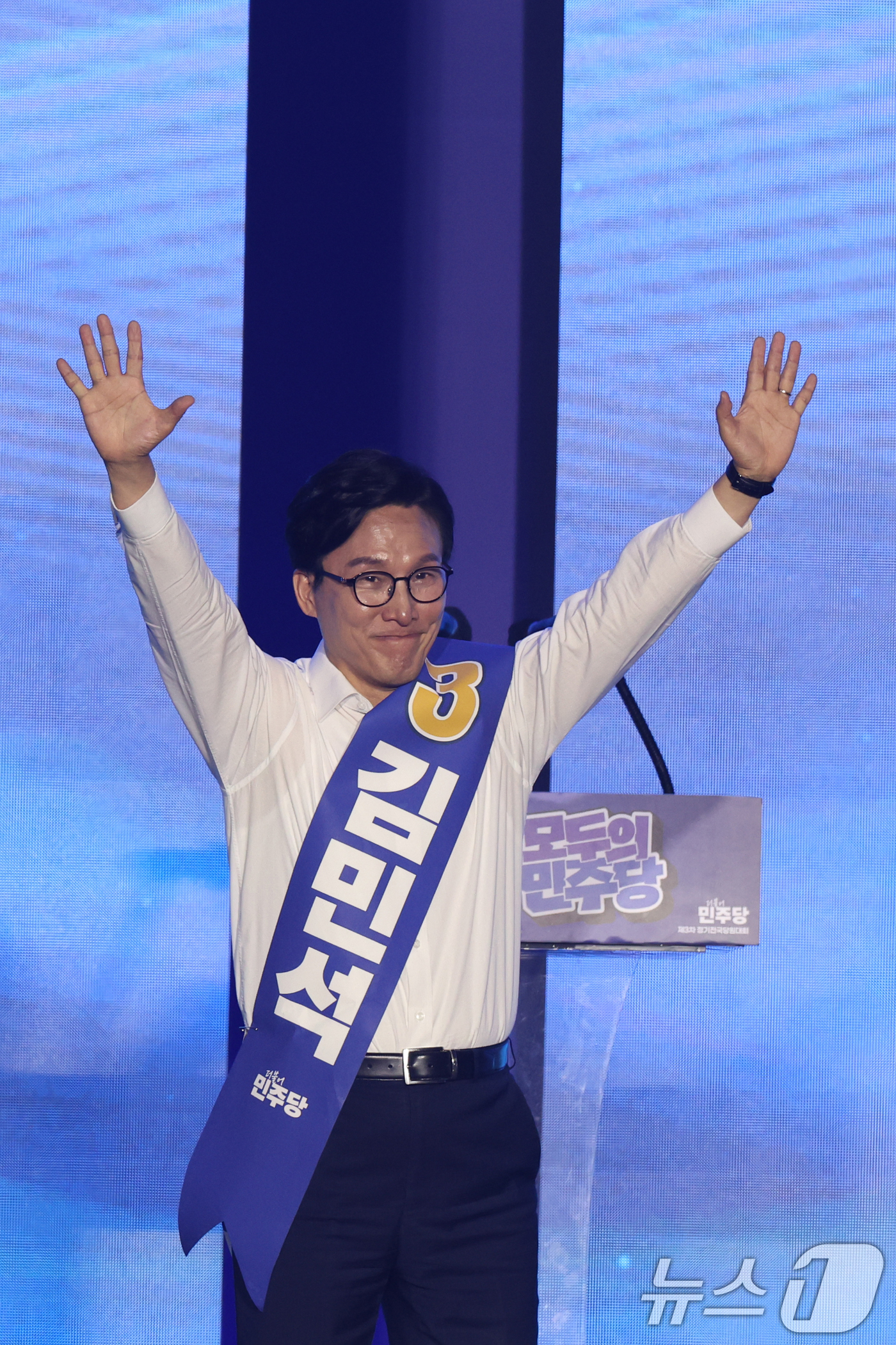 (대전=뉴스1) 황기선 기자 = 김민석 더불어민주당 당대표 후보가 17일 오후 대전 유성구 DCC대전컨벤션센터에서 열린 '제3차 정기전국당원대회'에서 정견발표 전 인사하고 있다. …