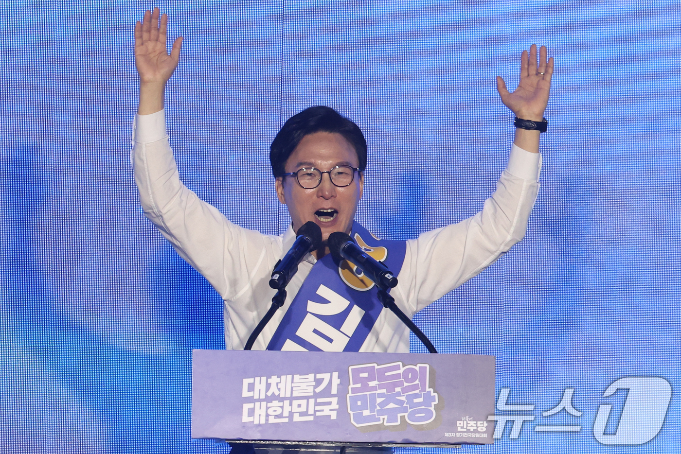(대전=뉴스1) 황기선 기자 = 김민석 더불어민주당 당대표 후보가 17일 오후 대전 유성구 DCC대전컨벤션센터에서 열린 '제3차 정기전국당원대회'에서 정견발표를 하고 있다.  20 …