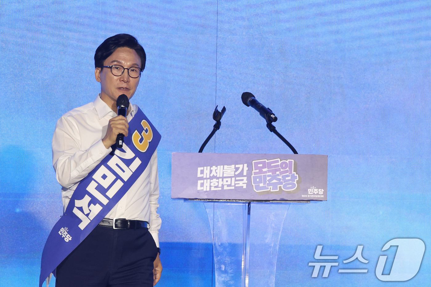 (대전=뉴스1) 황기선 기자 = 김민석 더불어민주당 당대표 후보가 17일 오후 대전 유성구 DCC대전컨벤션센터에서 열린 '제3차 정기전국당원대회'에서 정견발표를 하고 있다.  20 …