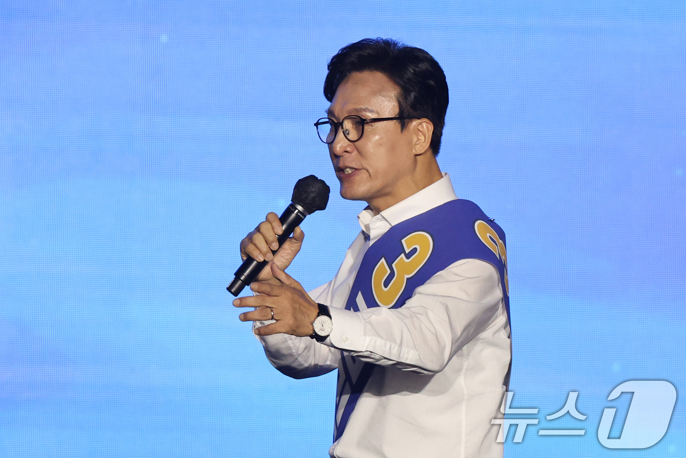 (대전=뉴스1) 황기선 기자 = 김민석 더불어민주당 당대표 후보가 17일 오후 대전 유성구 DCC대전컨벤션센터에서 열린 '제3차 정기전국당원대회'에서 정견발표를 하고 있다.  20 …