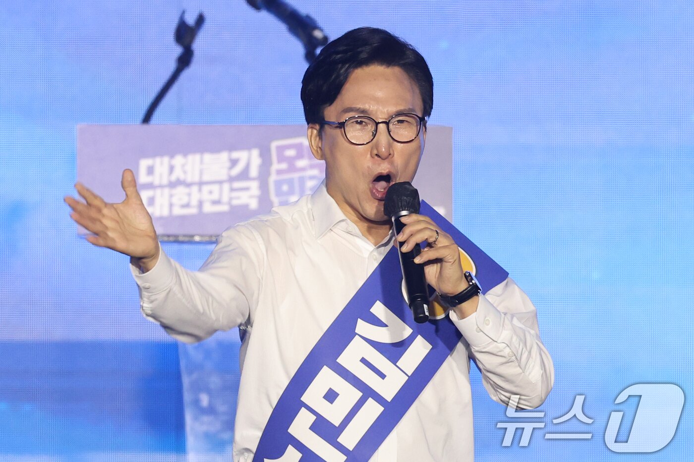 본문 이미지 - 김민석 더불어민주당 당대표 후보가 17일 오후 대전 유성구 DCC대전컨벤션센터에서 열린 '제3차 정기전국당원대회'에서 정견발표를 하고 있다. 2026.8.17 ⓒ 뉴스1 황기선 기자