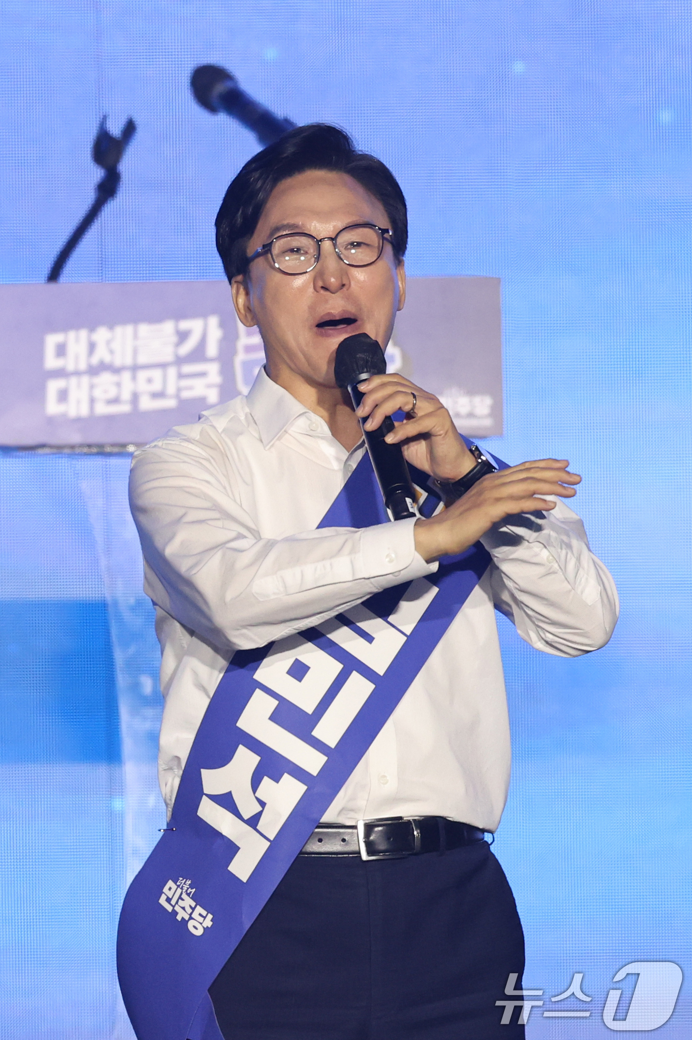 (대전=뉴스1) 황기선 기자 = 김민석 더불어민주당 당대표 후보가 17일 오후 대전 유성구 DCC대전컨벤션센터에서 열린 '제3차 정기전국당원대회'에서 정견발표를 하고 있다.  20 …