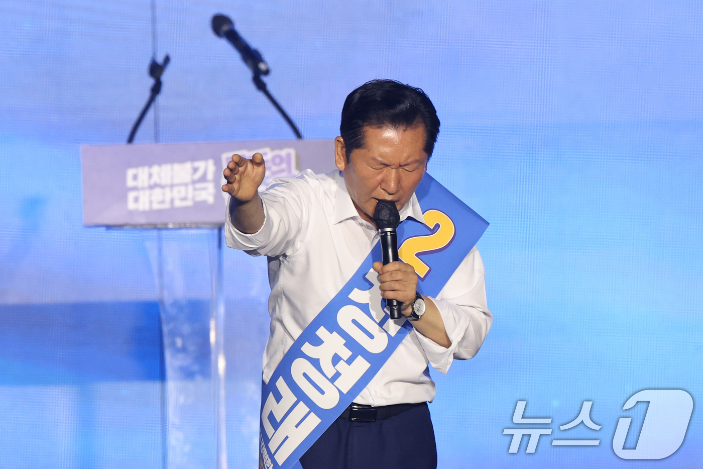 (대전=뉴스1) 황기선 기자 = 정청래 더불어민주당 당대표 후보가 17일 오후 대전 유성구 DCC대전컨벤션센터에서 열린 '제3차 정기전국당원대회'에서 정견발표를 하고 있다.  20 …