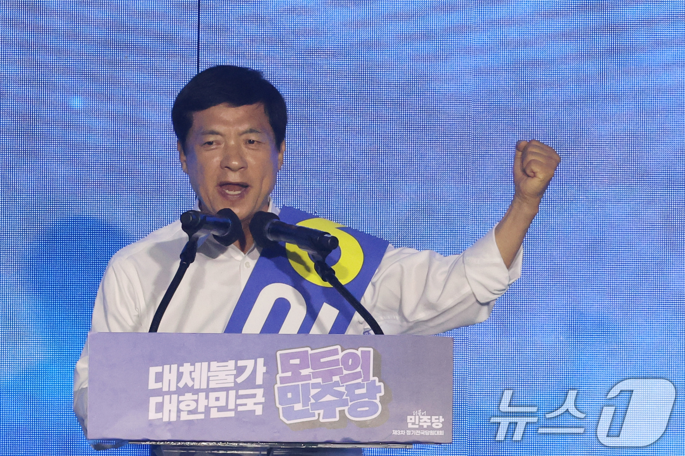 (대전=뉴스1) 황기선 기자 = 이성윤 더불어민주당 최고위원 후보가 17일 오후 대전 유성구 DCC대전컨벤션센터에서 열린 '제3차 정기전국당원대회'에서 정견발표를 하고 있다. 20 …