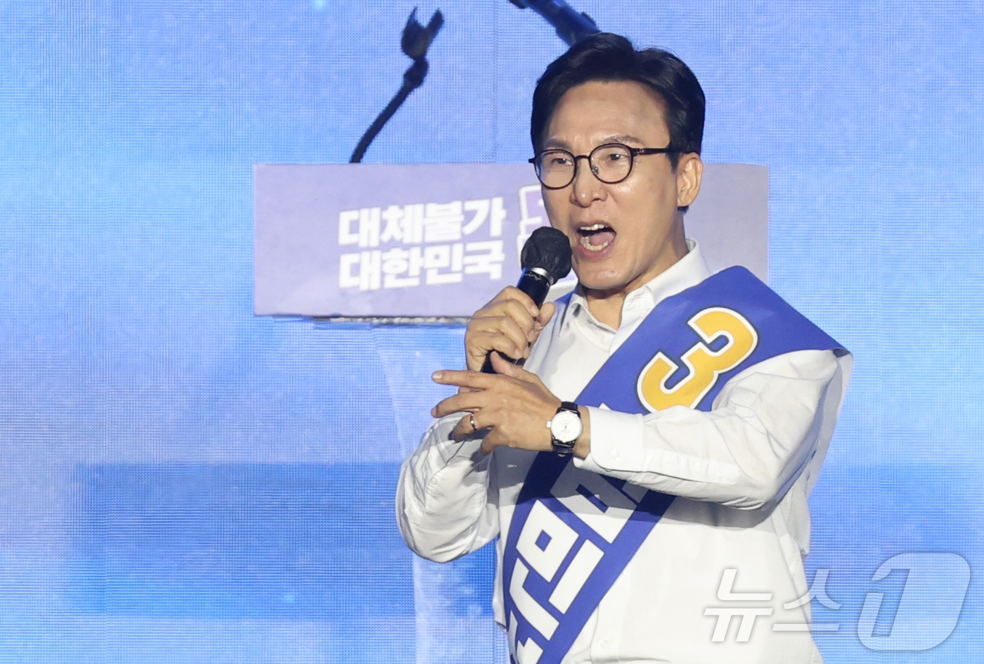 (대전=뉴스1) 황기선 기자 = 김민석 더불어민주당 당대표 후보가 17일 대전 유성구 대전컨벤션센터(DCC) 제2전시장에서 열린 제3차 정기전국당원대회에서 정견발표를 하고 있다. …