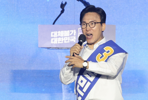정견 발표 하는 김민석