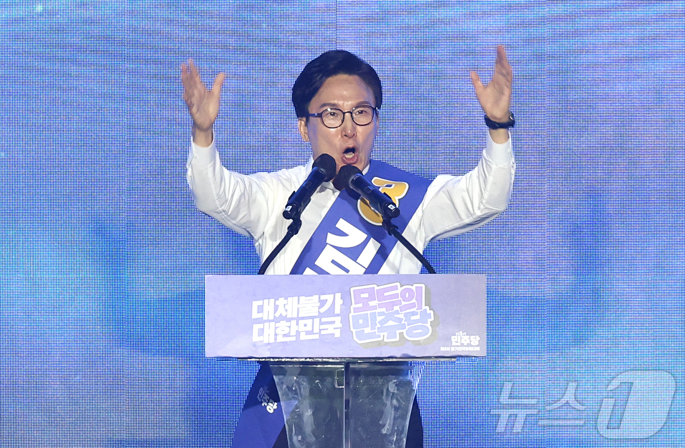 (대전=뉴스1) 황기선 기자 = 김민석 더불어민주당 당대표 후보가 17일 대전 유성구 대전컨벤션센터(DCC) 제2전시장에서 열린 제3차 정기전국당원대회에서 정견발표를 하고 있다. …