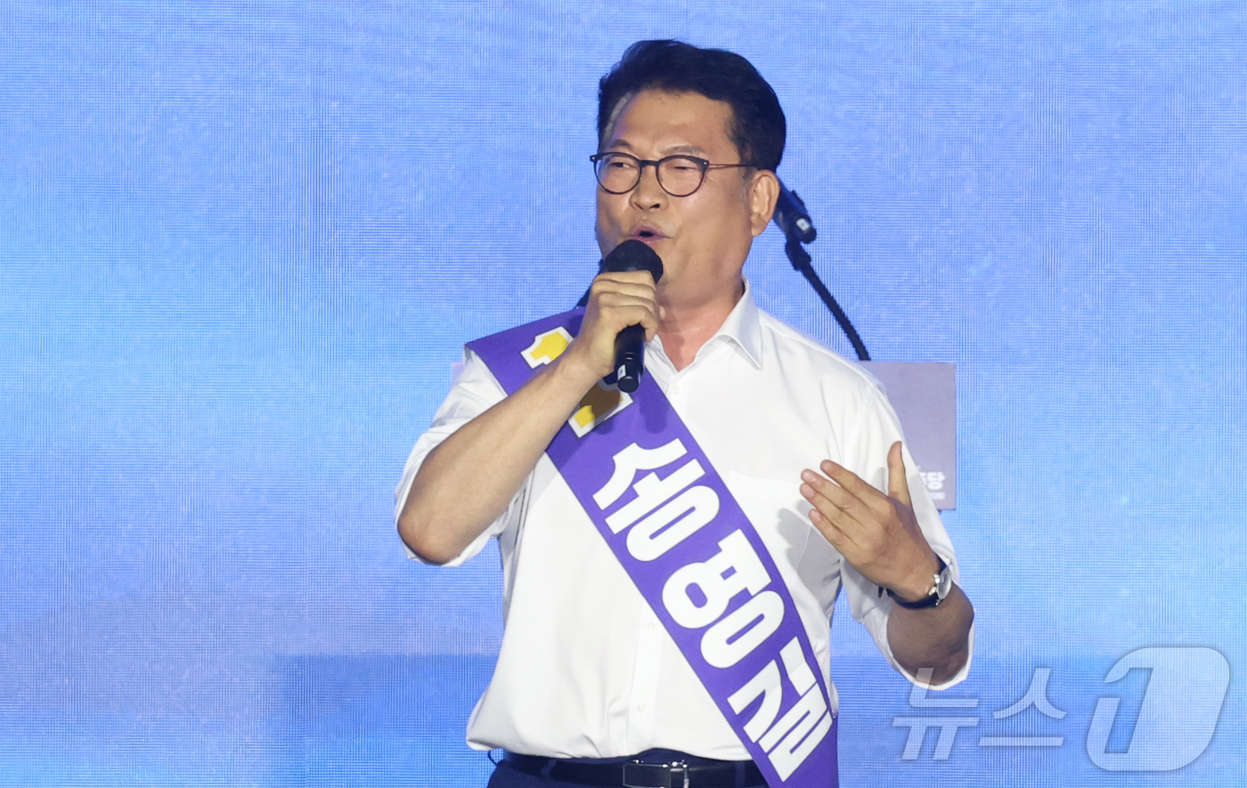 (대전=뉴스1) 황기선 기자 = 송영길 더불어민주당 당대표 후보가 17일 대전 유성구 대전컨벤션센터(DCC) 제2전시장에서 열린 제3차 정기전국당원대회에서 정견발표를 하고 있다. …