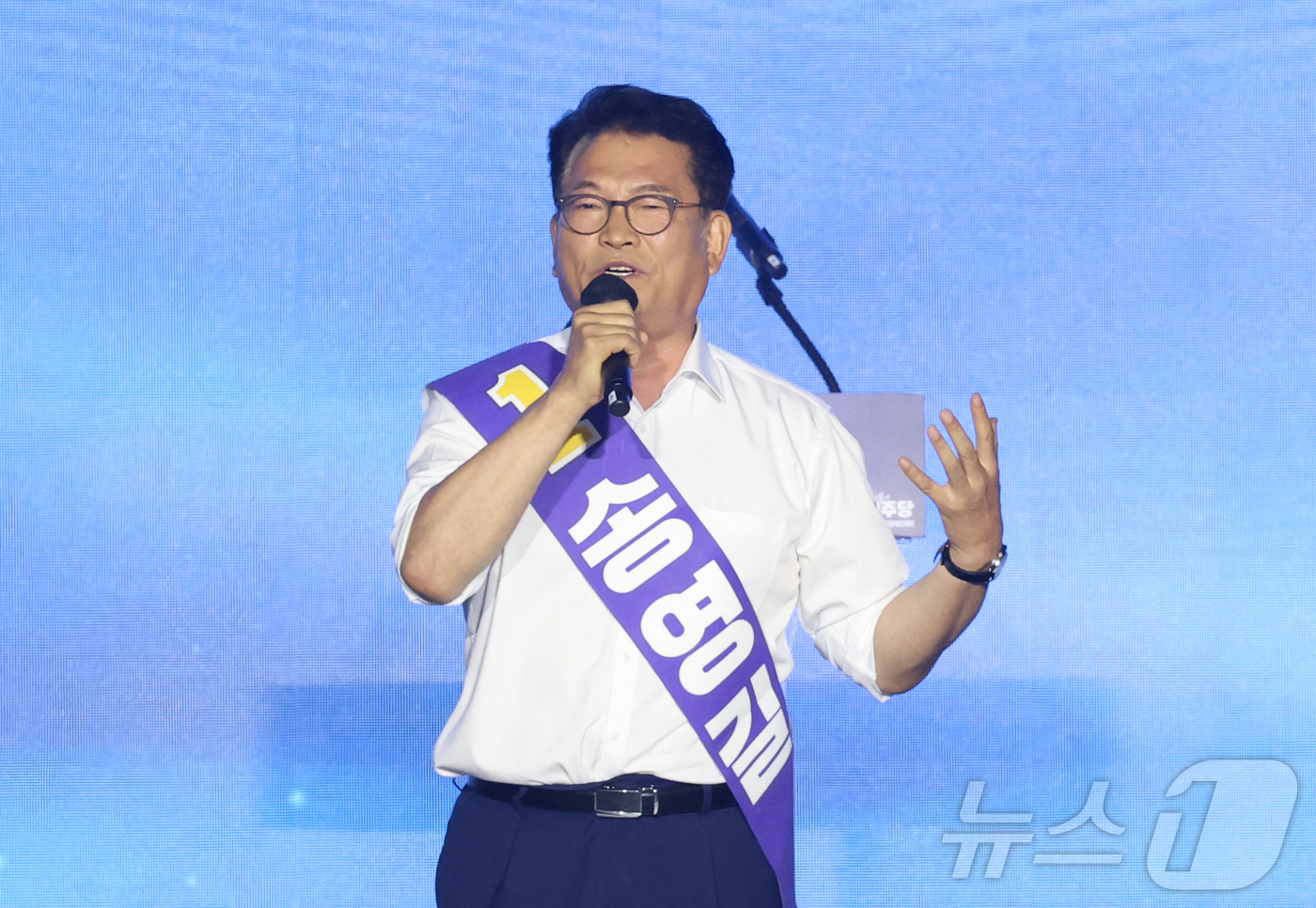 (대전=뉴스1) 황기선 기자 = 송영길 더불어민주당 당대표 후보가 17일 대전 유성구 대전컨벤션센터(DCC) 제2전시장에서 열린 제3차 정기전국당원대회에서 정견발표를 하고 있다. …