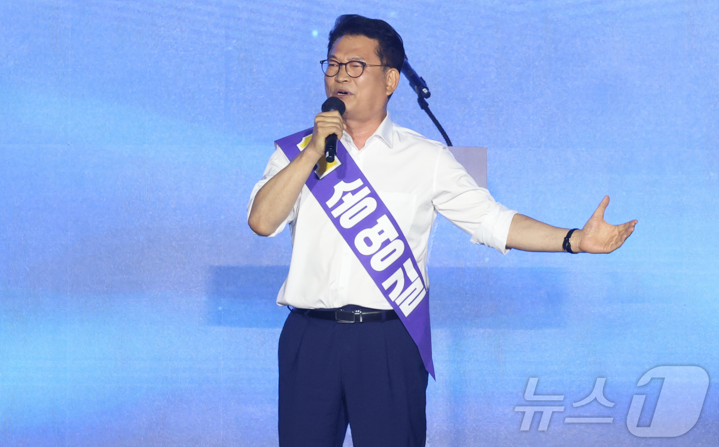 (대전=뉴스1) 황기선 기자 = 송영길 더불어민주당 당대표 후보가 17일 대전 유성구 대전컨벤션센터(DCC) 제2전시장에서 열린 제3차 정기전국당원대회에서 정견발표를 하고 있다. …