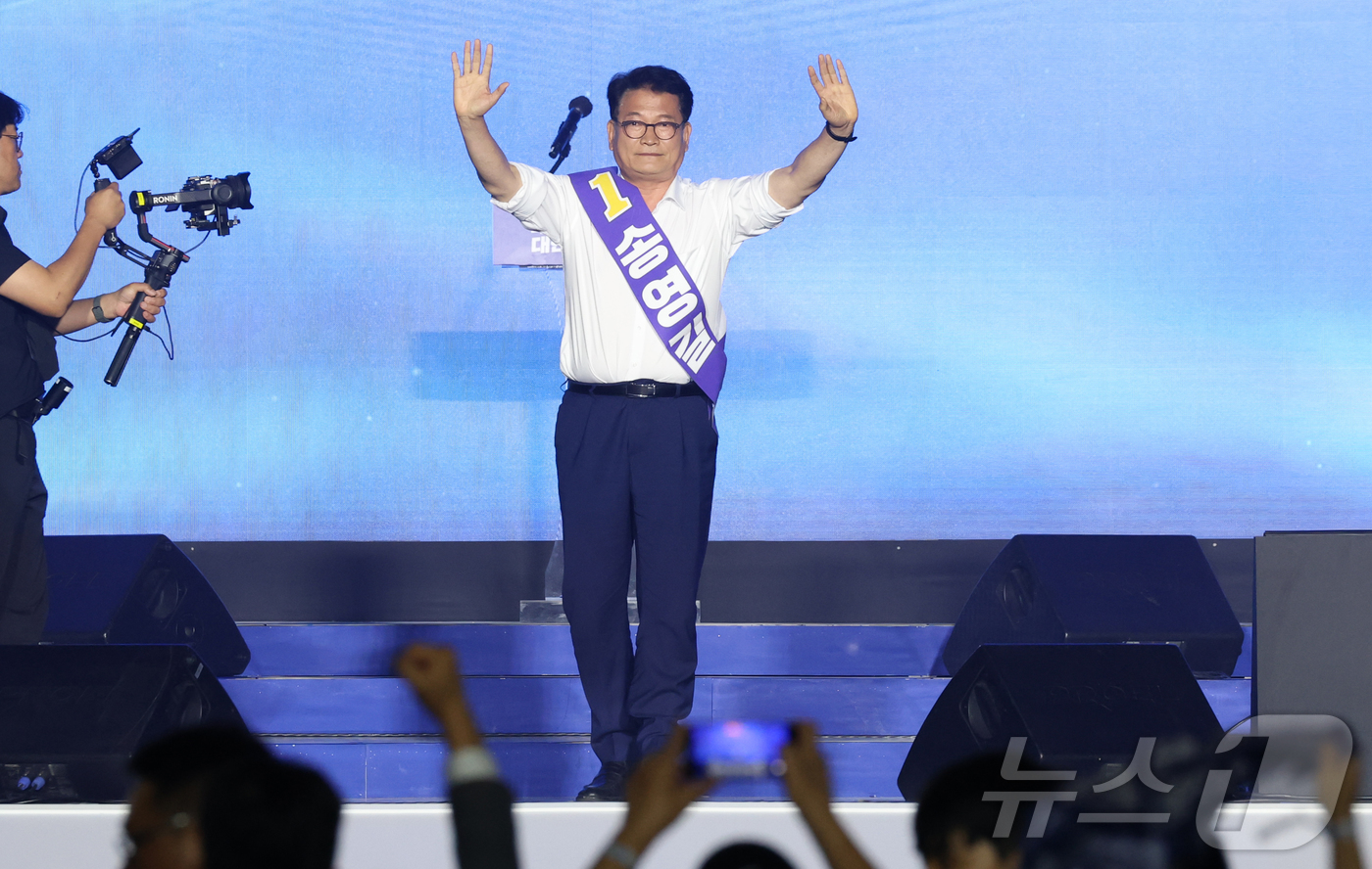 (대전=뉴스1) 황기선 기자 = 송영길 더불어민주당 당대표 후보가 17일 대전 유성구 대전컨벤션센터(DCC) 제2전시장에서 열린 제3차 정기전국당원대회에서 당원들에게 인사를 하고 …