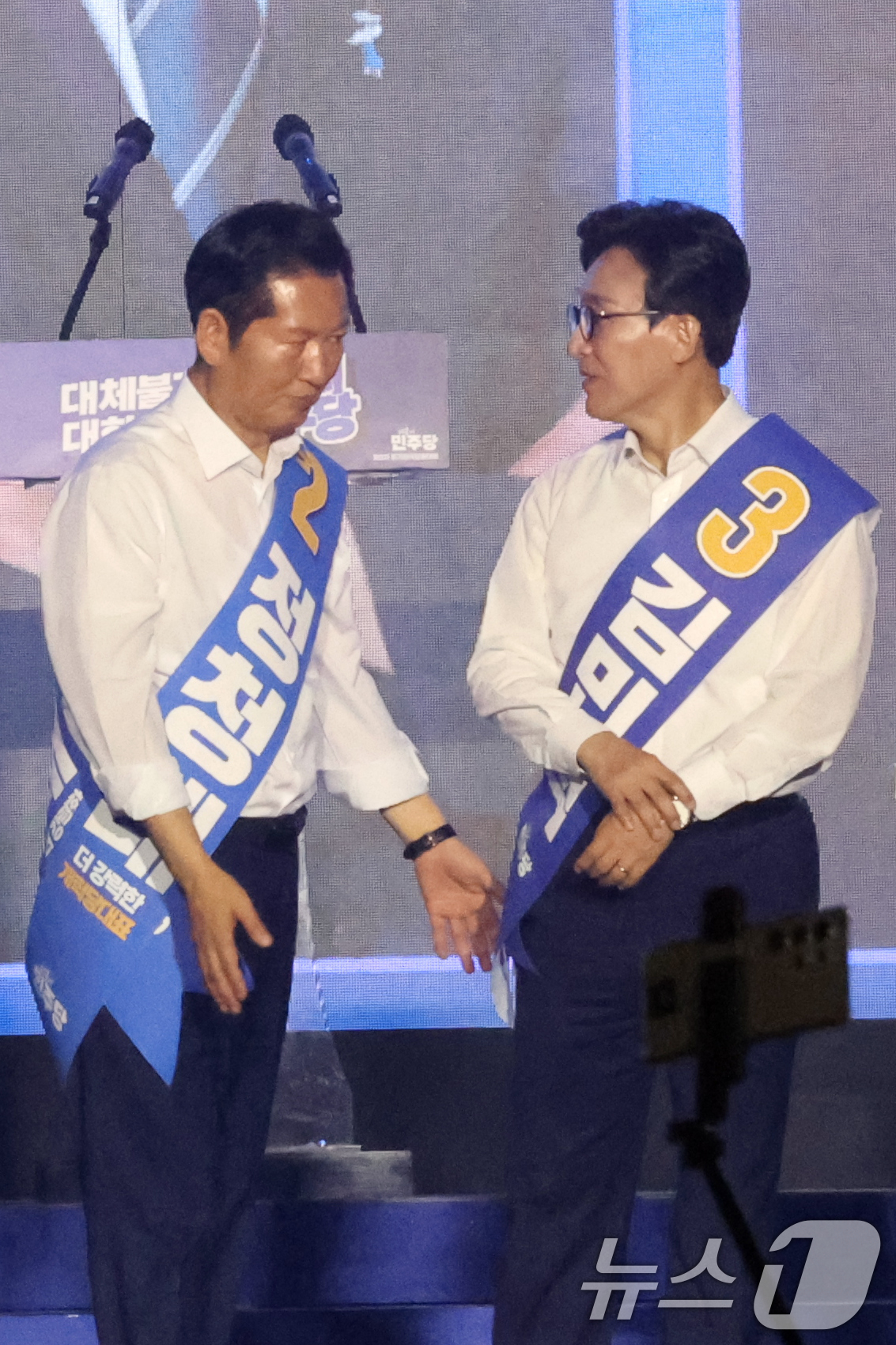 (대전=뉴스1) 황기선 기자 = 더불어민주당 정청래(왼쪽), 김민석 당대표 후보가 17일 오후 대전 유성구 DCC대전컨벤션센터에서 열린 '제3차 정기전국당원대회'에서 인사를 마치고 …