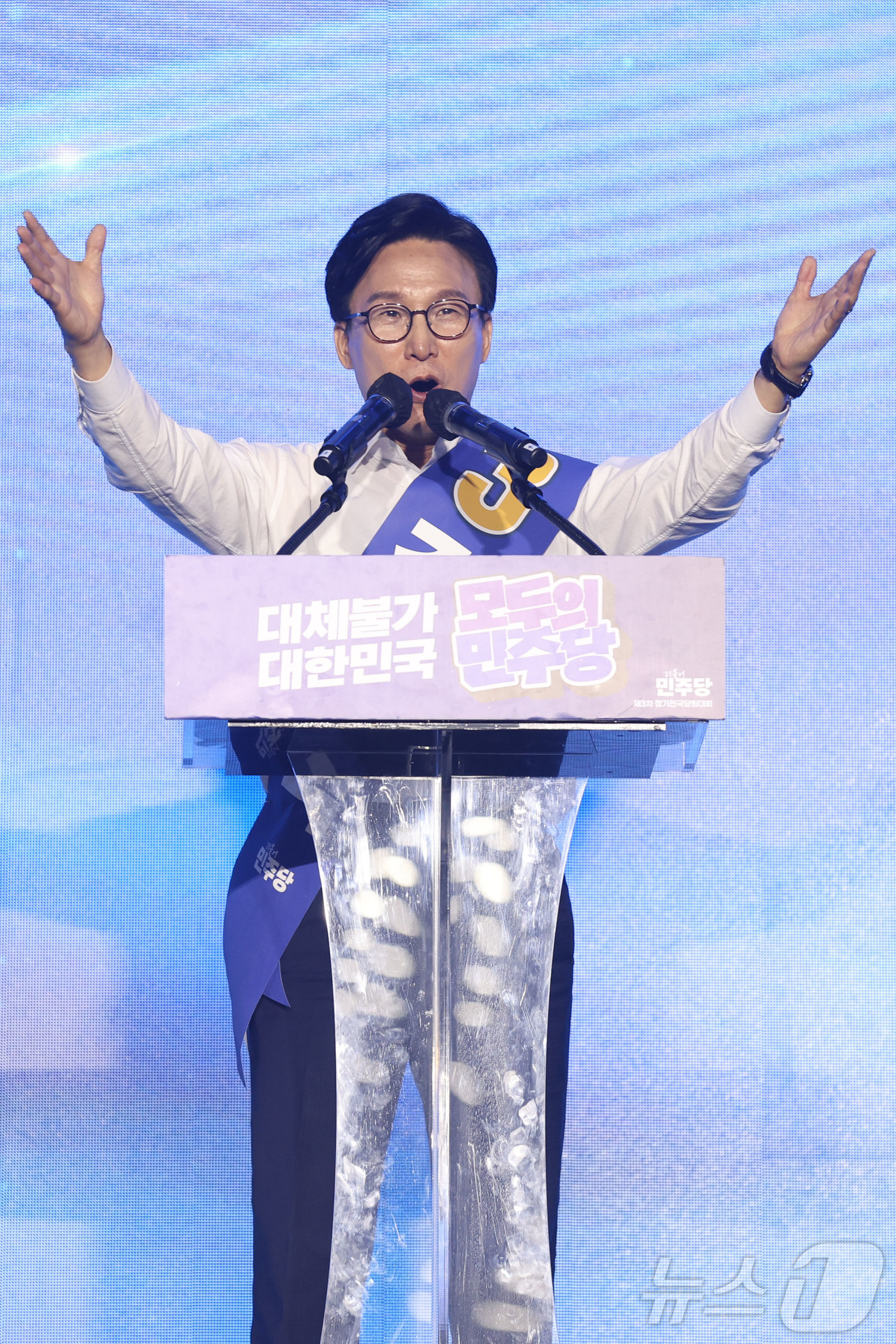 (대전=뉴스1) 황기선 기자 = 김민석 더불어민주당 대표 후보자가 17일 대전시 유성구 대전컨벤션센터(DCC) 제2전시장에서 열린 '더불어민주당 제3차 정기전국당원대회'에서 지지를 …