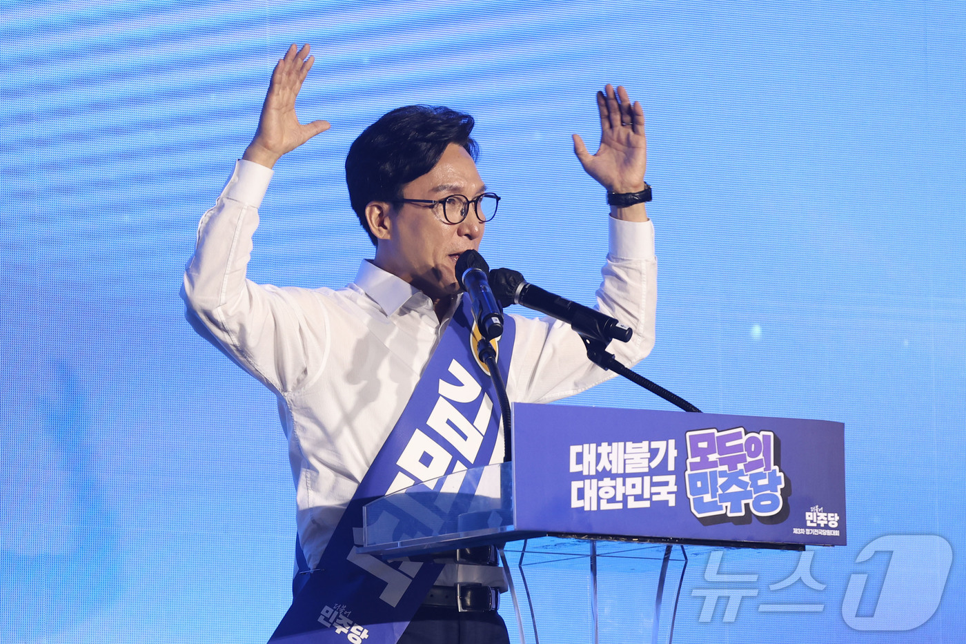 (대전=뉴스1) 황기선 기자 = 김민석 더불어민주당 대표 후보자가 17일 대전시 유성구 대전컨벤션센터(DCC) 제2전시장에서 열린 '더불어민주당 제3차 정기전국당원대회'에서 지지를 …