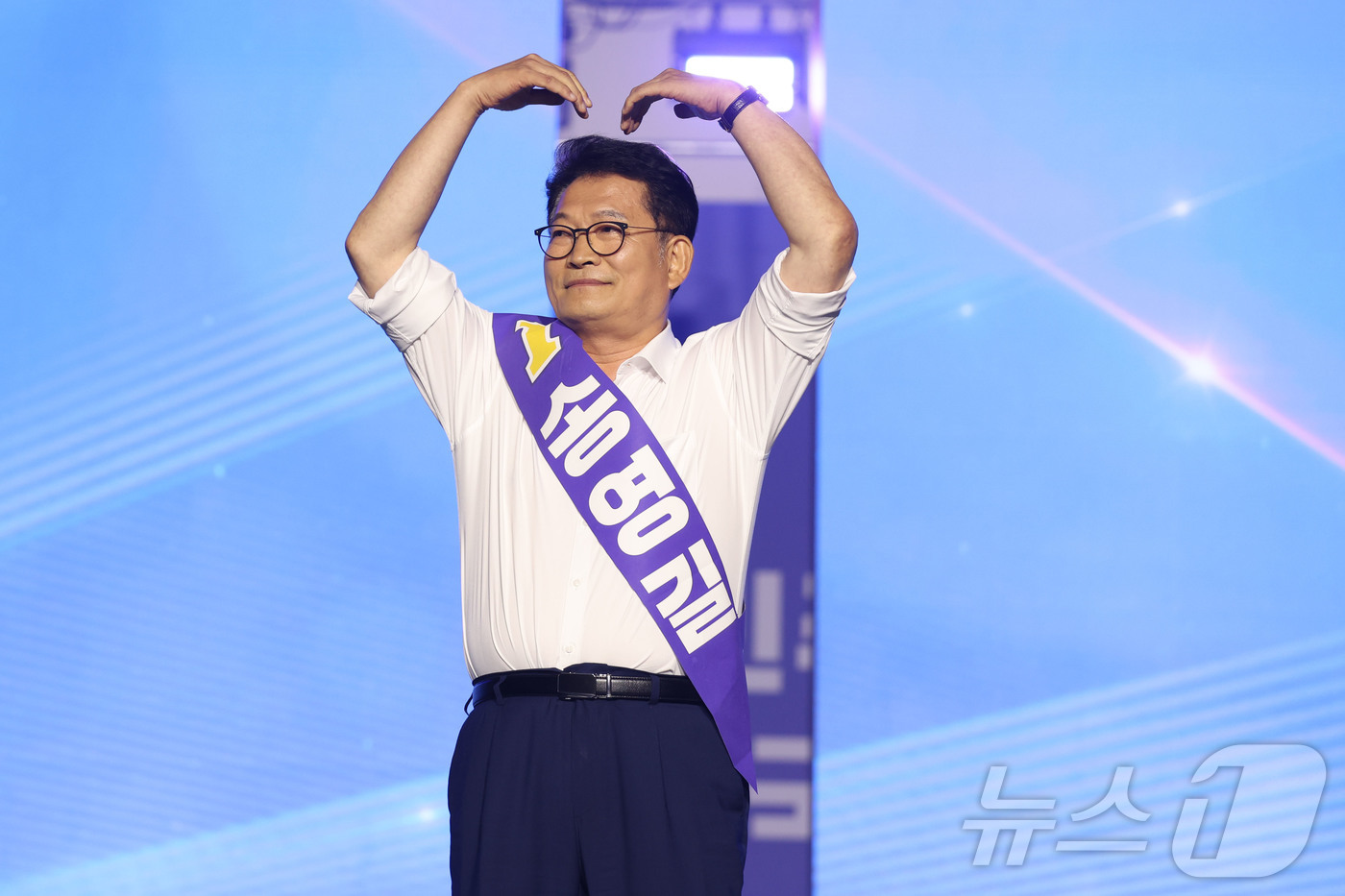 (대전=뉴스1) 황기선 기자 = 송영길 더불어민주당 대표 후보자가 17일 대전시 유성구 대전컨벤션센터(DCC) 제2전시장에서 열린 '더불어민주당 제3차 정기전국당원대회'에서 지지를 …