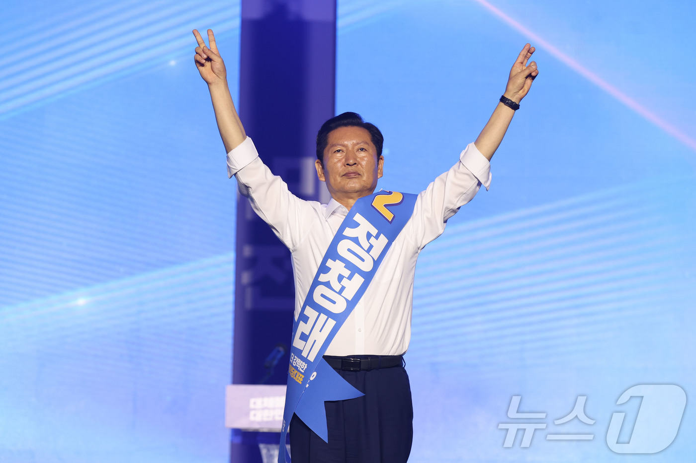 (대전=뉴스1) 황기선 기자 = 정청래 더불어민주당 대표 후보자가 17일 대전시 유성구 대전컨벤션센터(DCC) 제2전시장에서 열린 '더불어민주당 제3차 정기전국당원대회'에서 지지를 …