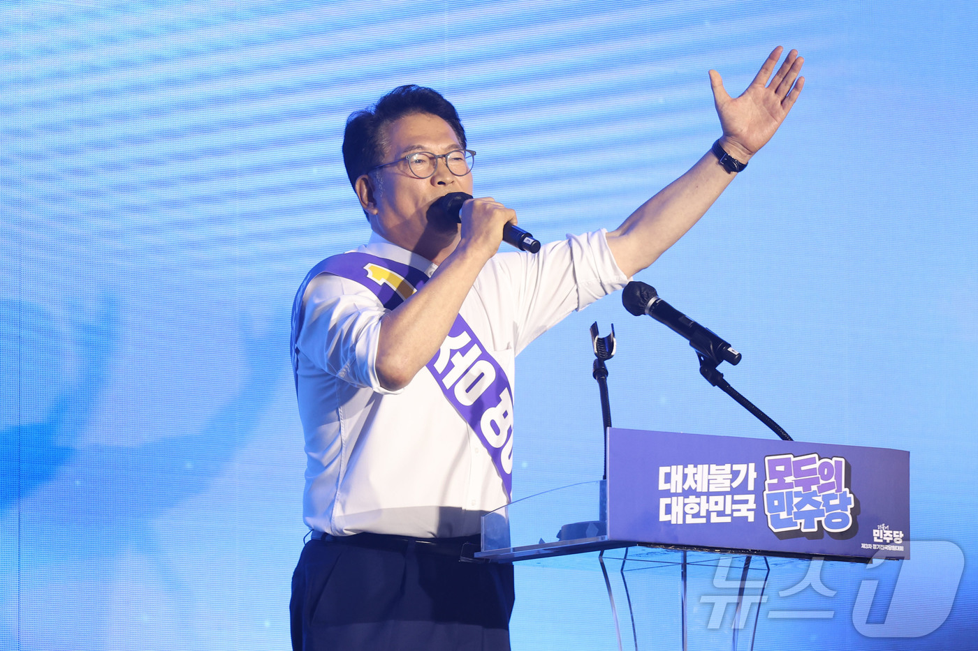 (대전=뉴스1) 황기선 기자 = 송영길 더불어민주당 대표 후보자가 17일 대전시 유성구 대전컨벤션센터(DCC) 제2전시장에서 열린 '더불어민주당 제3차 정기전국당원대회'에서 지지를 …