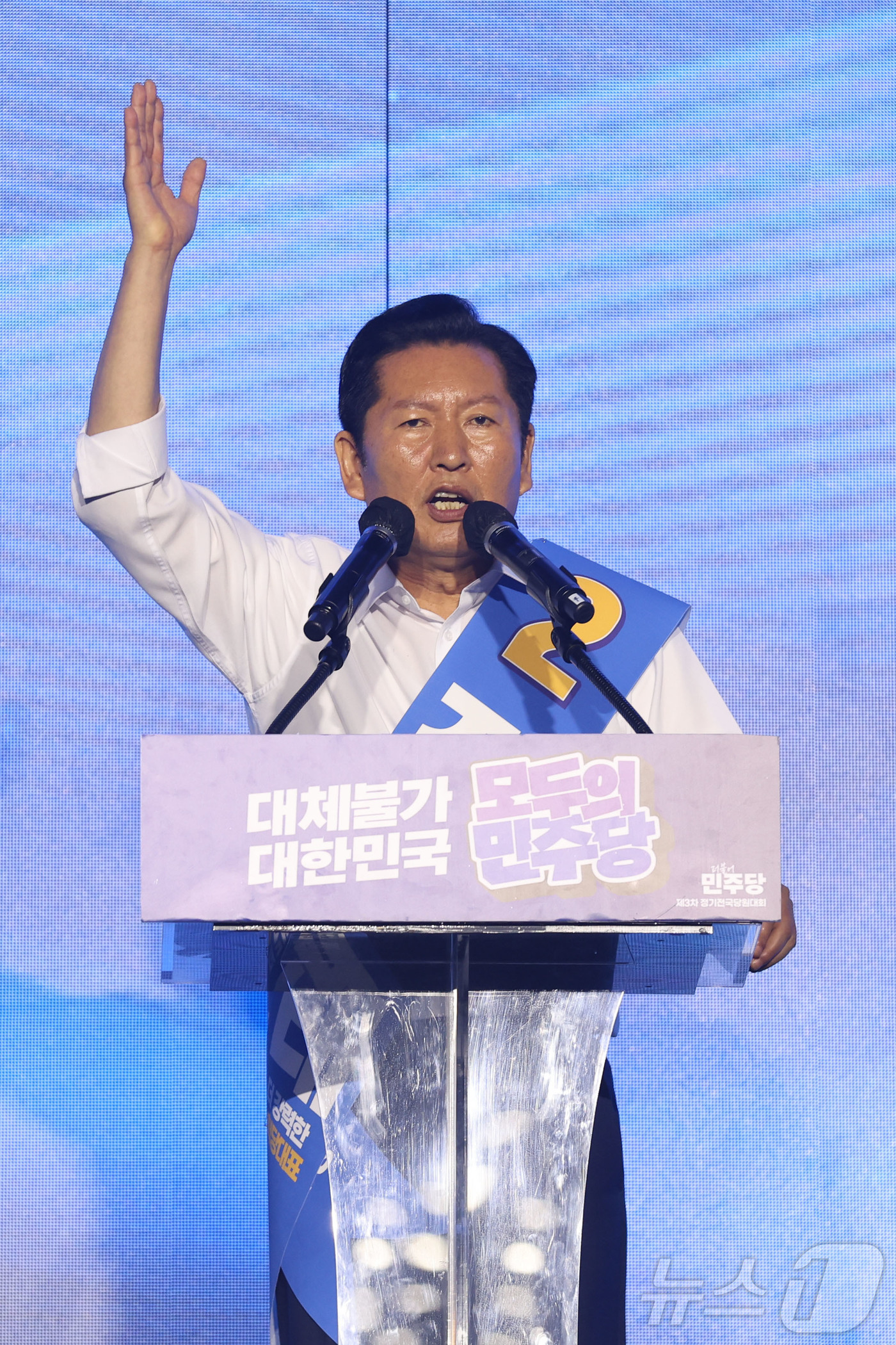 (대전=뉴스1) 황기선 기자 = 정청래 더불어민주당 대표 후보자가 17일 대전시 유성구 대전컨벤션센터(DCC) 제2전시장에서 열린 '더불어민주당 제3차 정기전국당원대회'에서 지지를 …