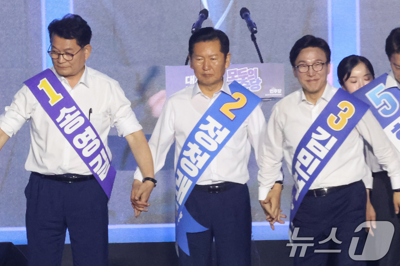 (대전=뉴스1) 황기선 기자 = 더불어민주당 송영길(왼쪽부터), 정청래, 김민석 당대표 후보가 17일 오후 대전 유성구 DCC대전컨벤션센터에서 열린 '제3차 정기전국당원대회'에서 …