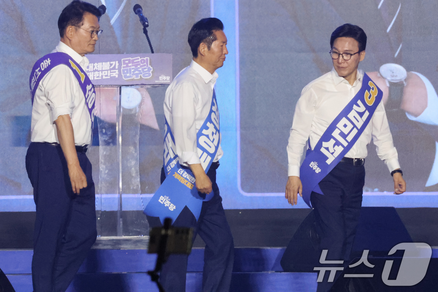 (대전=뉴스1) 황기선 기자 = 더불어민주당 송영길(왼쪽부터), 정청래, 김민석 당대표 후보가 17일 오후 대전 유성구 DCC대전컨벤션센터에서 열린 '제3차 정기전국당원대회'에서 …