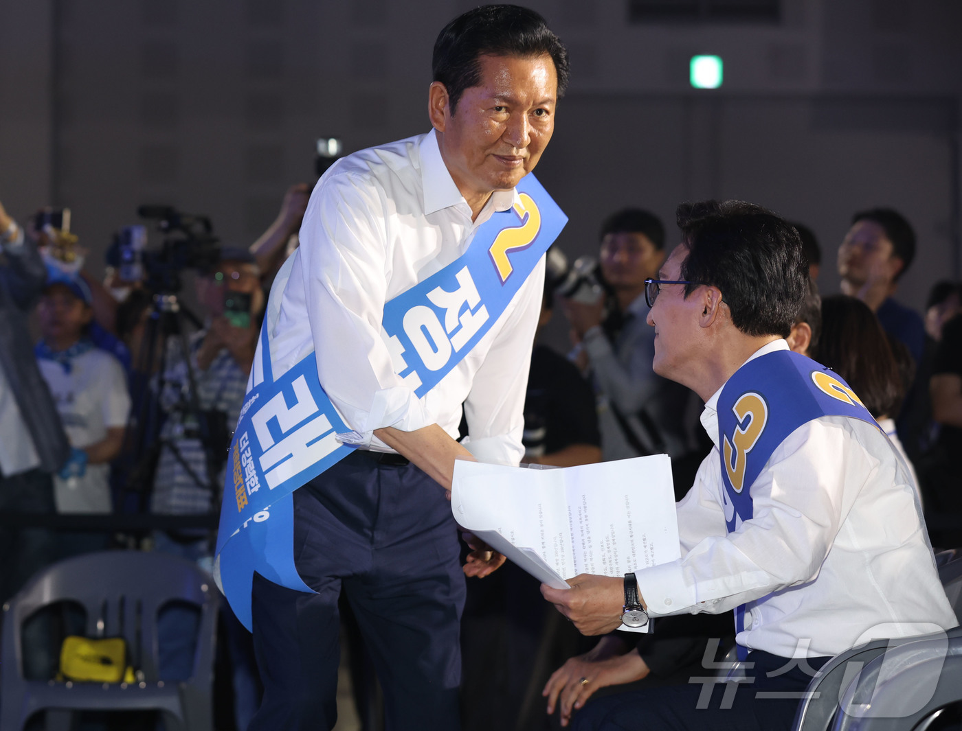 (대전=뉴스1) 황기선 기자 = 정청래, 김민석 더불어민주당 대표 후보자가 17일 대전시 유성구 대전컨벤션센터(DCC) 제2전시장에서 열린 '더불어민주당, 제3차 정기전국당원대회' …