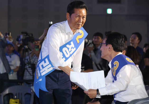 인사 나누는 정청래와 김민석