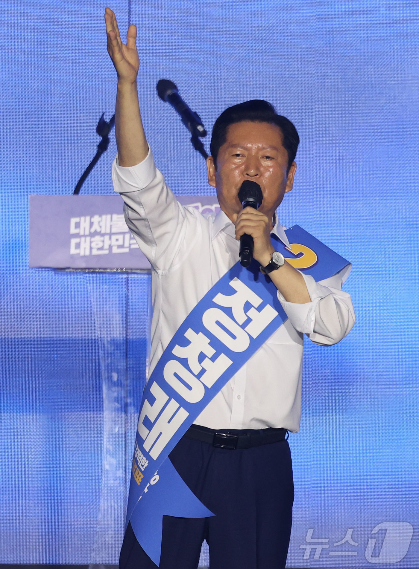 (대전=뉴스1) 황기선 기자 = 정청래 더불어민주당 대표 후보자가 17일 대전시 유성구 대전컨벤션센터(DCC) 제2전시장에서 열린 제3차 정기전국당원대회에서 지지를 호소 하고 있다 …