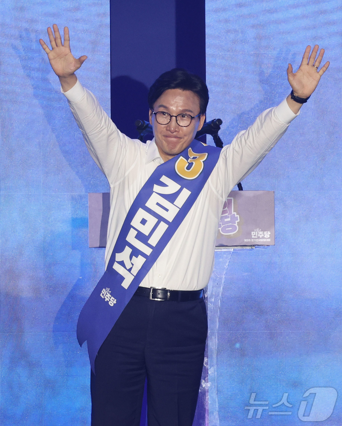 (대전=뉴스1) 황기선 기자 = 김민석 더불어민주당 대표 후보자가 17일 대전시 유성구 대전컨벤션센터(DCC) 제2전시장에서 열린 제3차 정기전국당원대회에서 지지를 호소 하고 있다 …