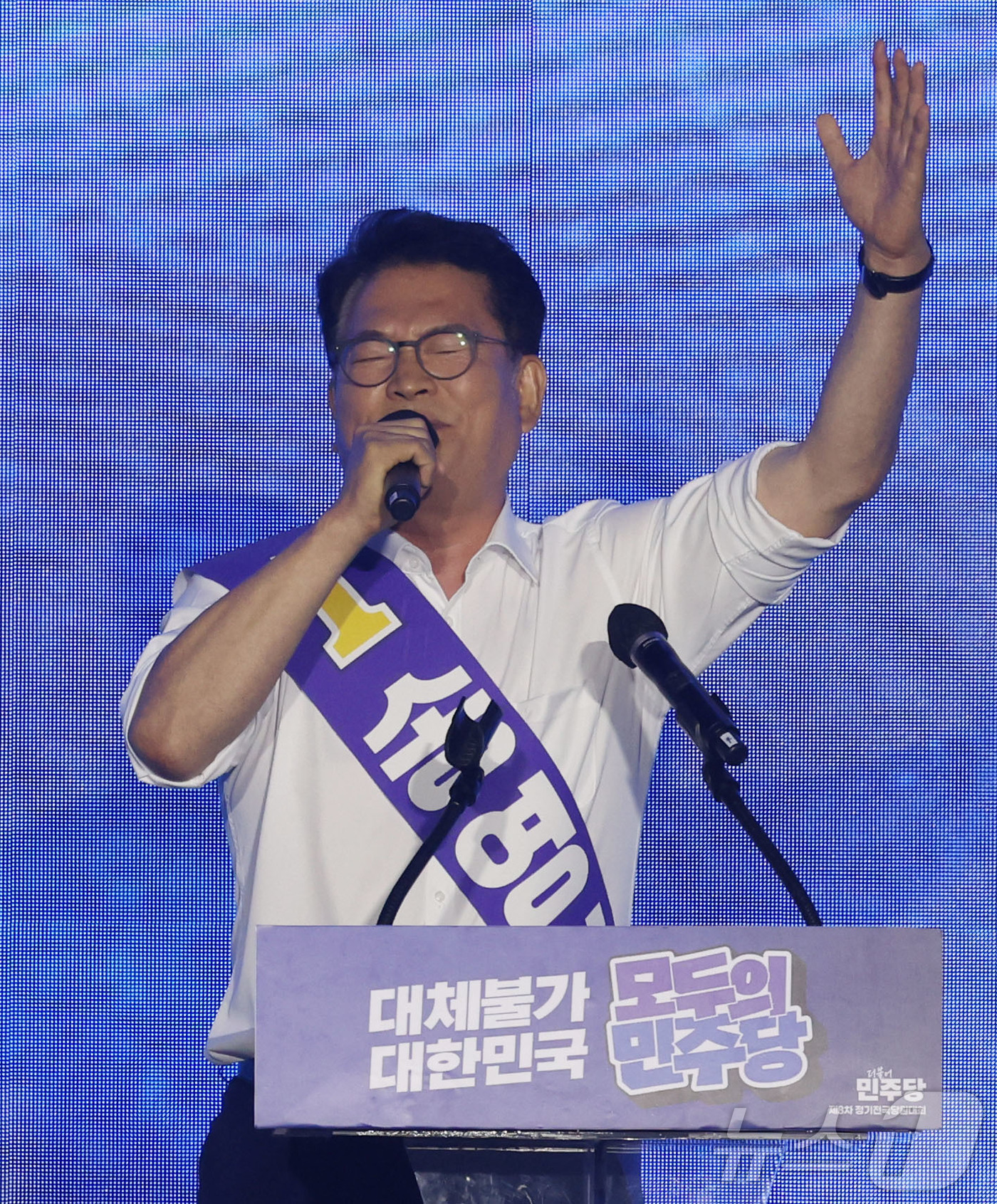 (대전=뉴스1) 황기선 기자 = 송영길 더불어민주당 대표 후보자가 17일 대전시 유성구 대전컨벤션센터(DCC) 제2전시장에서 열린 제3차 정기전국당원대회에서 지지를 호소 하고 있다 …