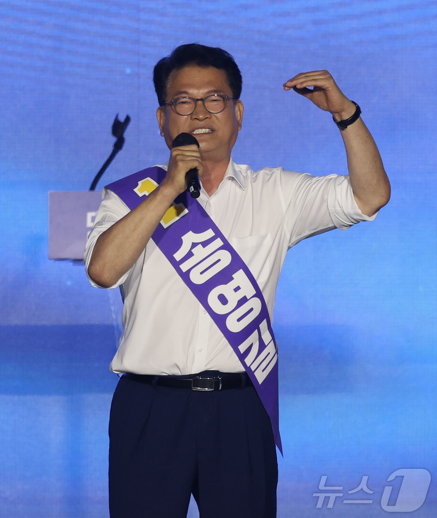 (대전=뉴스1) 황기선 기자 = 송영길 더불어민주당 대표 후보자가 17일 대전시 유성구 대전컨벤션센터(DCC) 제2전시장에서 열린 제3차 정기전국당원대회에서 지지를 호소 하고 있다 …