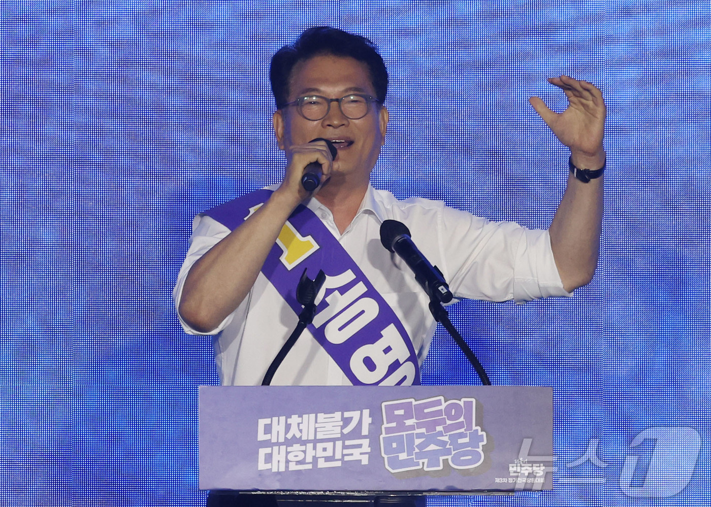 (대전=뉴스1) 황기선 기자 = 송영길 더불어민주당 대표 후보자가 17일 대전시 유성구 대전컨벤션센터(DCC) 제2전시장에서 열린 제3차 정기전국당원대회에서 지지를 호소 하고 있다 …