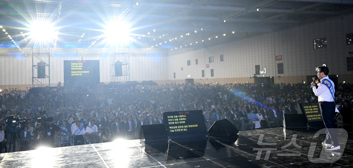 (대전=뉴스1) 황기선 기자 = 김민석 더불어민주당 당대표 후보가 17일 대전 유성구 대전컨벤션센터 제2전시장에서 열린 제3차 정기전국당원대회에서 정견발표를 하고 있다. (공동취재 …