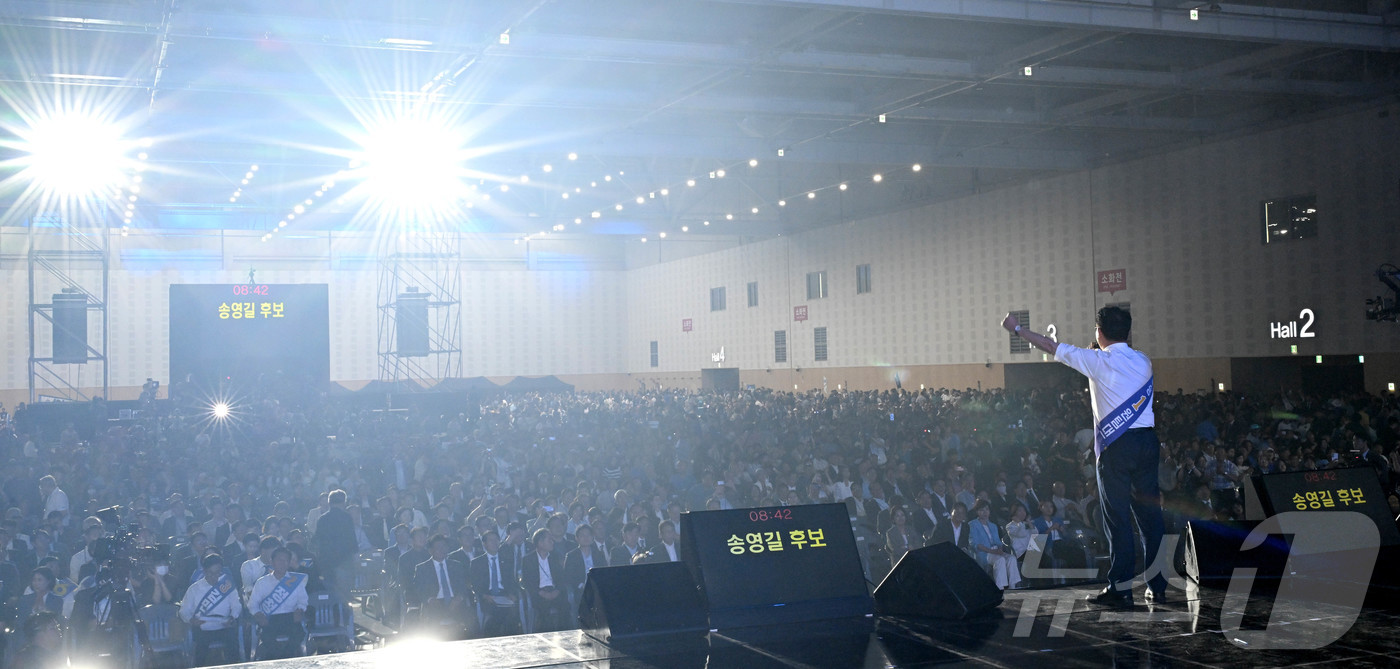 (대전=뉴스1) 황기선 기자 = 송영길 더불어민주당 당대표 후보가 17일 대전 유성구 대전컨벤션센터 제2전시장에서 열린 제3차 정기전국당원대회에서 정견발표를 하고 있다. (공동취재 …