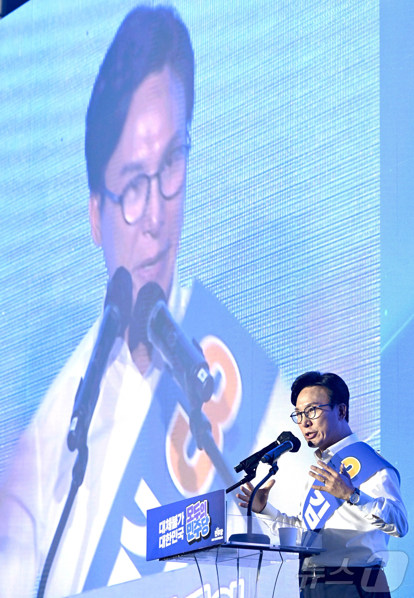 (대전=뉴스1) 황기선 기자 = 김민석 더불어민주당 당대표 후보가 17일 대전 유성구 대전컨벤션센터 제2전시장에서 열린 제3차 정기전국당원대회에서 정견발표를 하고 있다. (공동취재 …