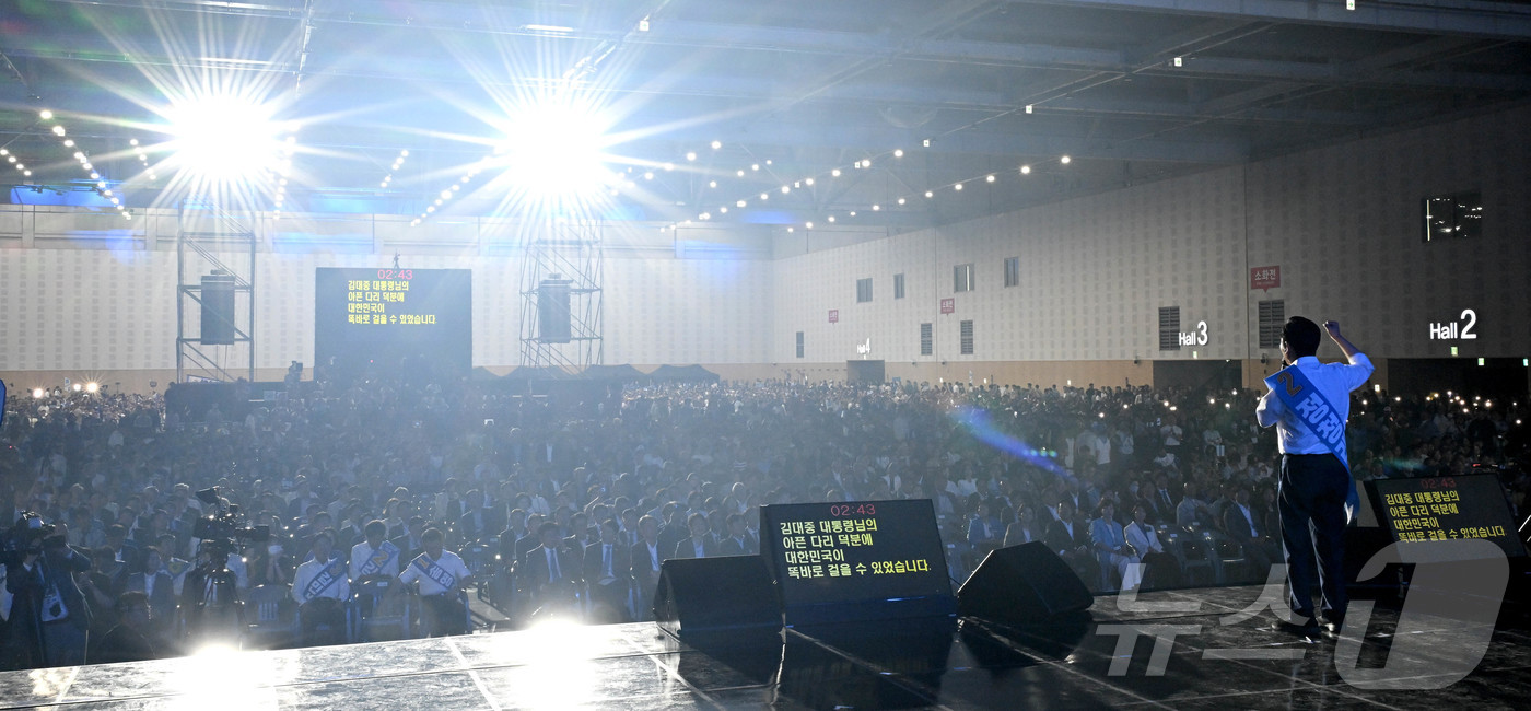 (대전=뉴스1) 황기선 기자 = 정청래 더불어민주당 당대표 후보가 17일 대전 유성구 대전컨벤션센터 제2전시장에서 열린 제3차 정기전국당원대회에서 정견발표를 하고 있다. (공동취재 …