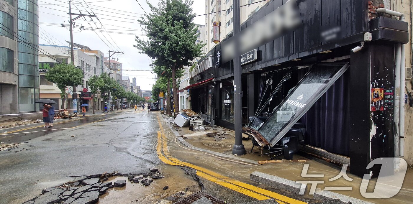 본문 이미지 - 17일 경남 거제시 옥포동의 상가가 극한 호우로 파손돼 있다. 2026.8.17 ⓒ 뉴스1 윤일지 기자
