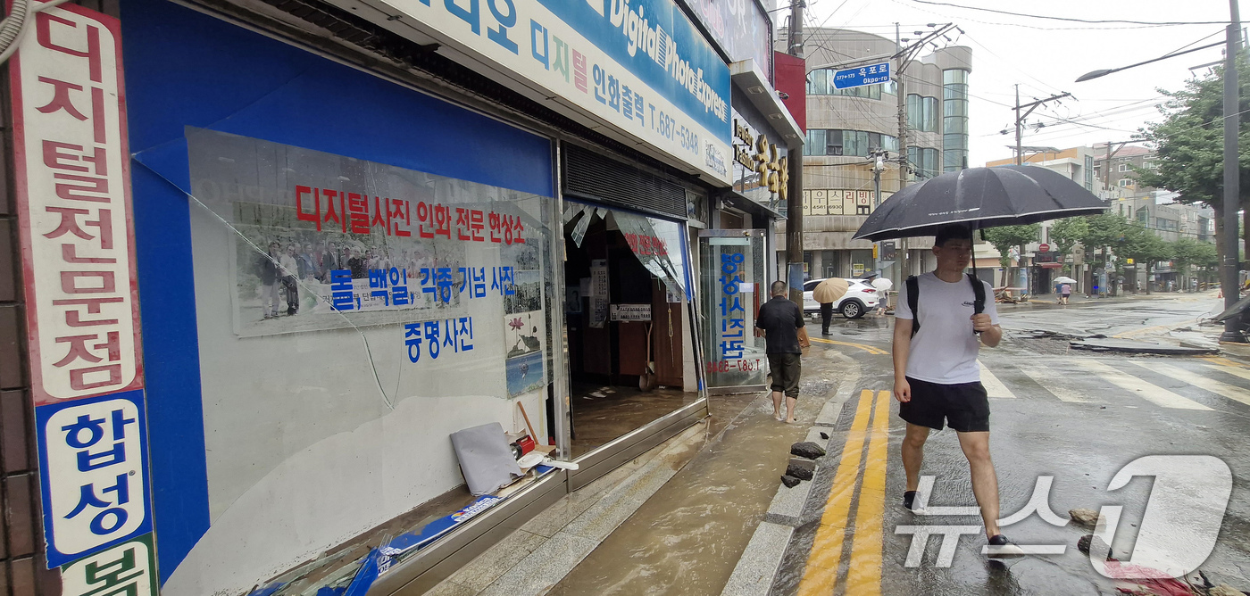 (거제=뉴스1) 윤일지 기자 = 17일 경남 거제시 옥포동의 한 상가가 극한 호우로 침수 피해를 입어 상인이 상가를 정리하고 있다. 2026.8.17/뉴스1
