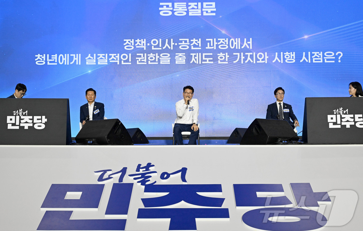 (대전=뉴스1) 황기선 기자 = 정청래(왼쪽부터), 송영길, 김민석 더불어민주당 당대표 후보가 17일 대전 유성구 대전컨벤션센터 제2전시장에서 열린 제3차 정기전국당원대회에서 20 …