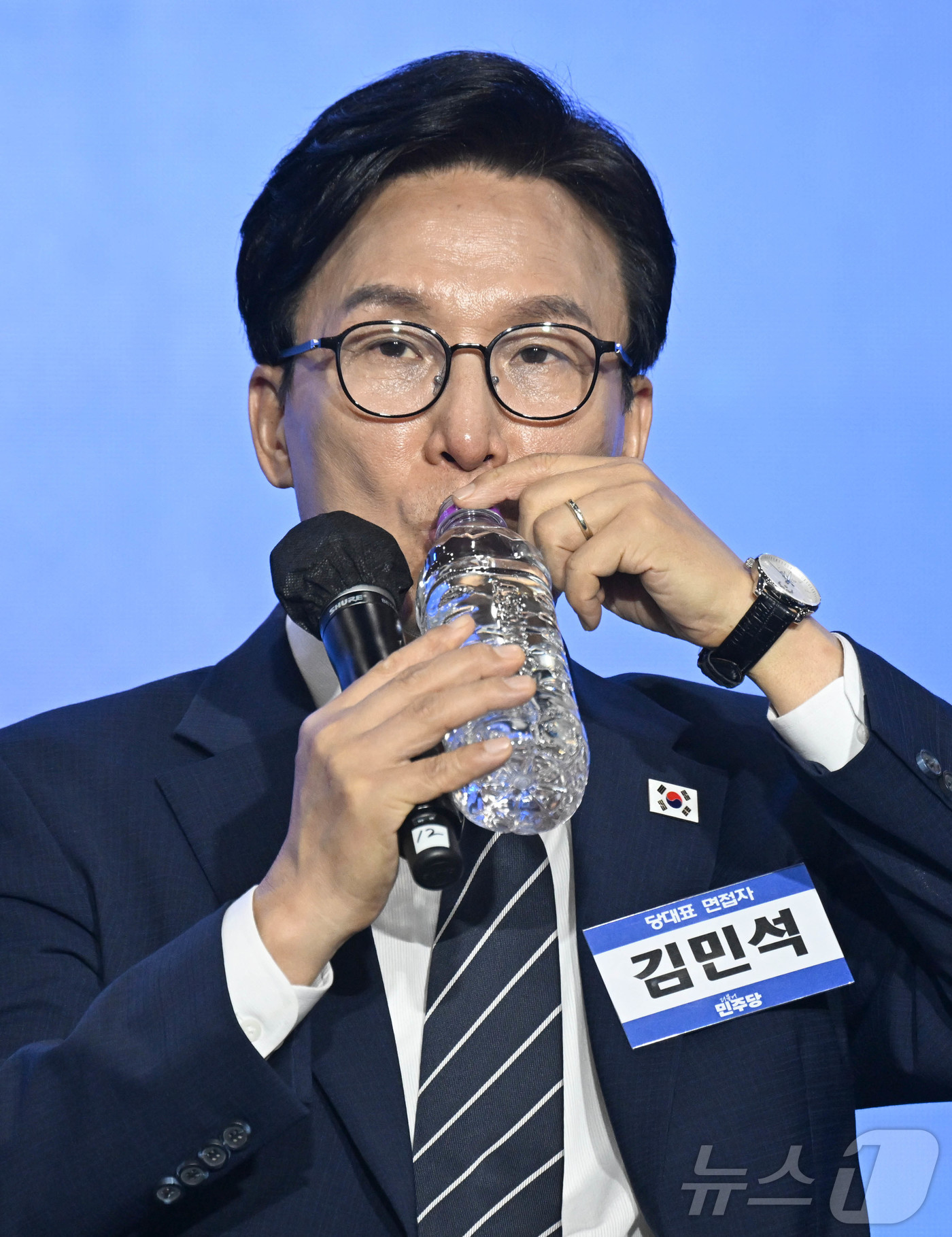 (대전=뉴스1) 황기선 기자 = 김민석 더불어민주당 당대표 후보가 17일 대전 유성구 대전컨벤션센터 제2전시장에서 열린 제3차 정기전국당원대회에서 2030청년 토크 콘서트 중 목을 …